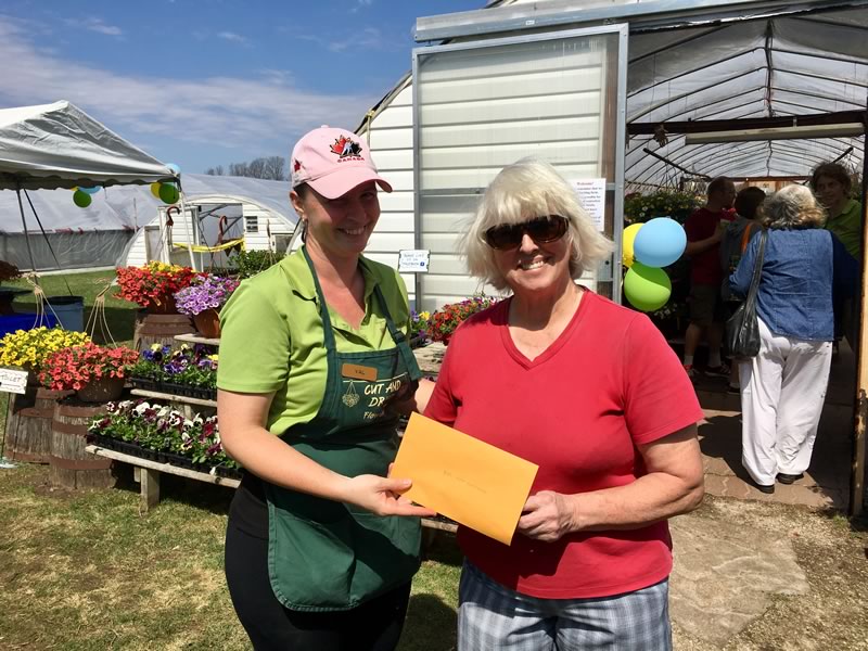 Val presenting Marian with one of our $25 gift certificate door prizes